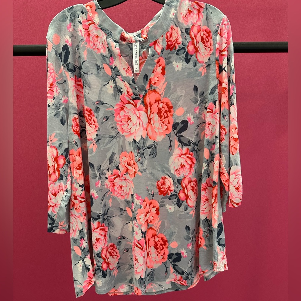 Dear Scarlett Lizzy Top with Bright Coral Roses 🌹 w/subdued gray 🩶 print! XL/2X